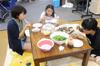 お食事中の小学生女子