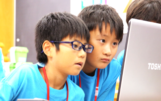 ロボットプログラミングに取り組む子供