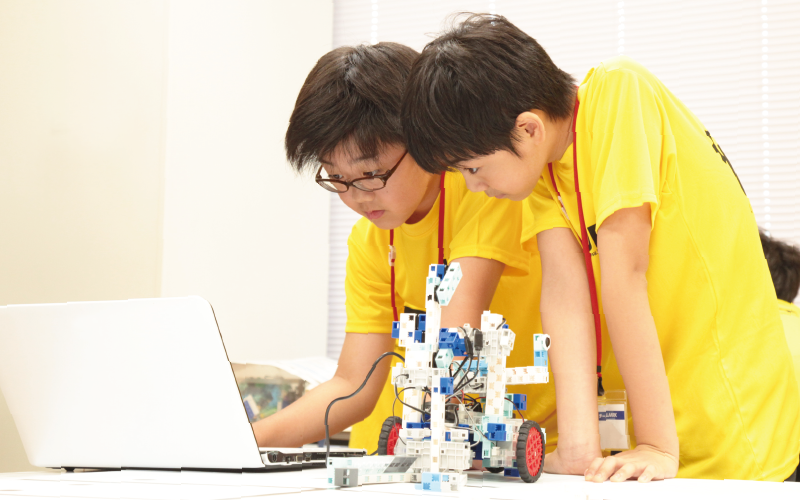 ロボットプログラミングを楽しむ小学生